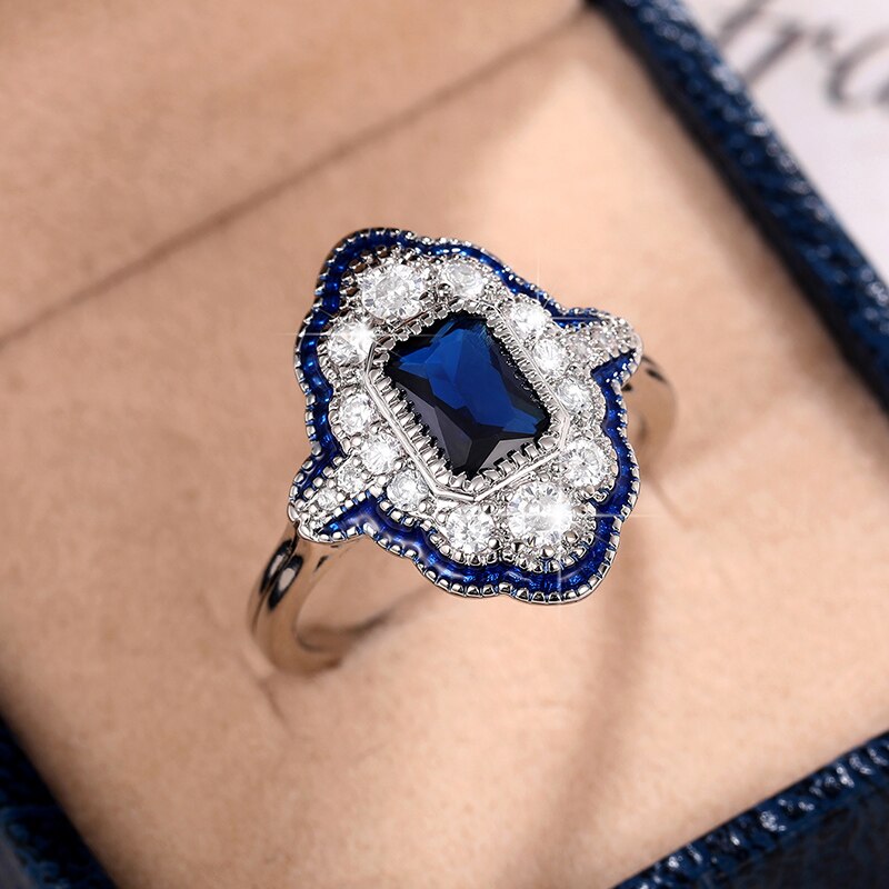 Vintage Chic Design Sapphire Ring