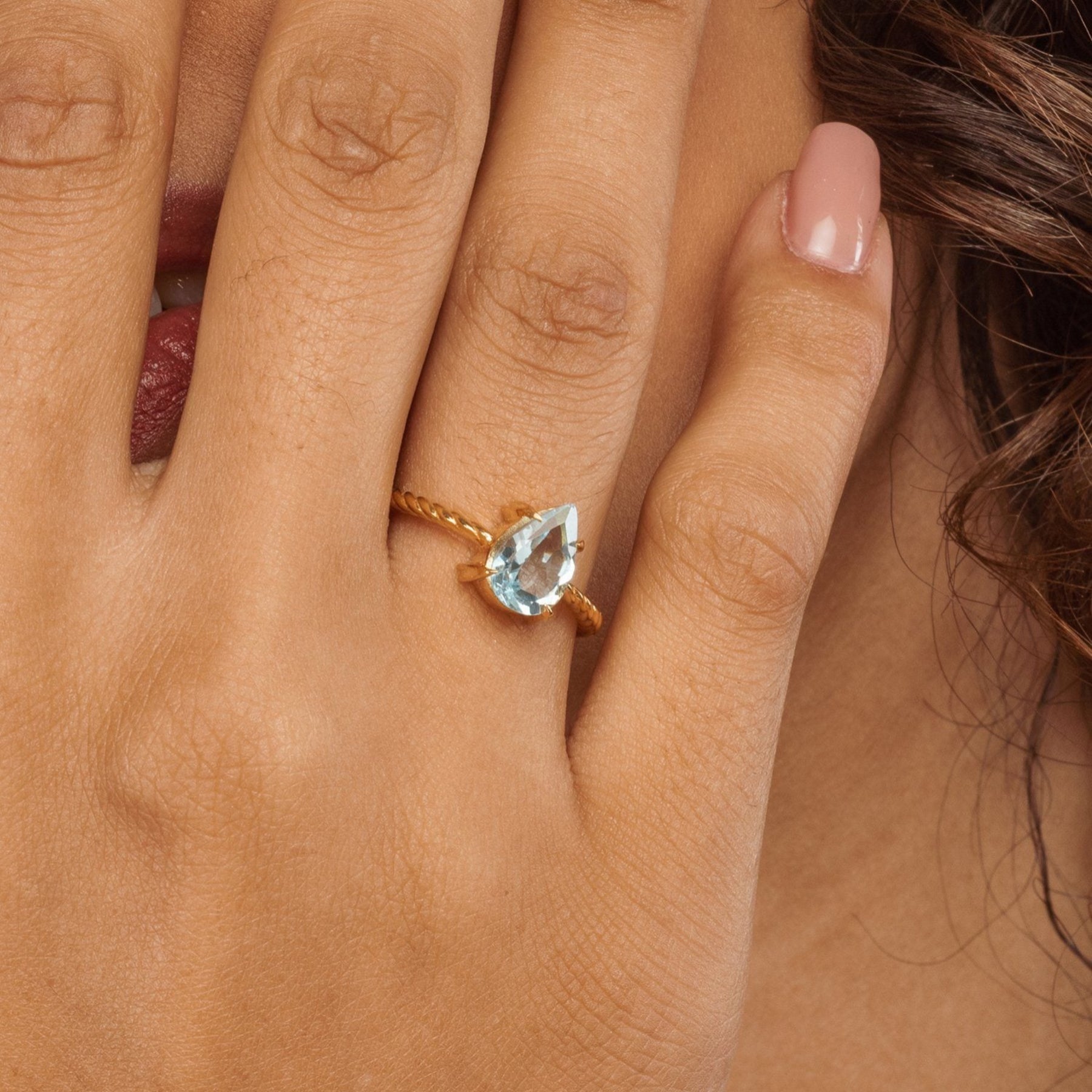 Intrecciata Blu Ghiaccio Topaz Gold Ring
