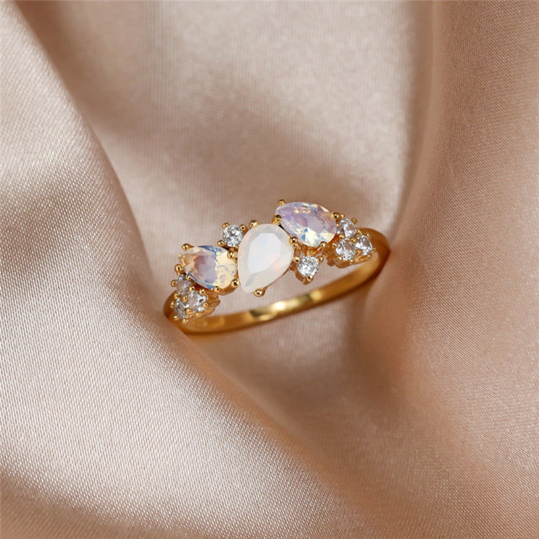 Enchanting Moonstone & Zirconia Ring - Rings - Pretland | Spiritual Crystals & Jewelry