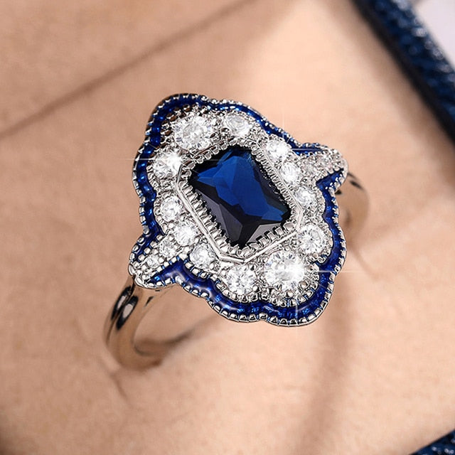 Vintage Chic Design Sapphire Ring