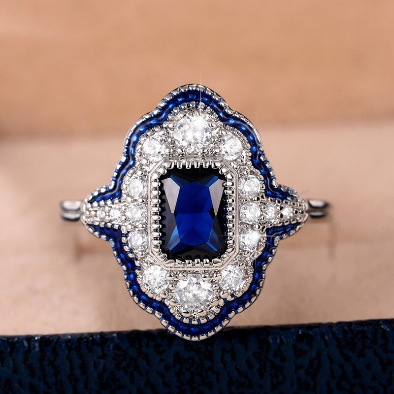 Vintage Chic Design Sapphire Ring